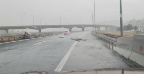 Kiša u Banjaluci, olujni vjetar rušio stolice i grane (VIDEO)