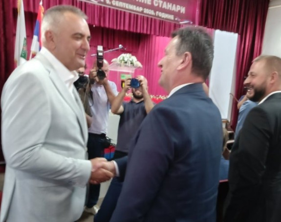 RUKOVANJE RIVALA: Minić i Blanuša oči u oči u Stanarima