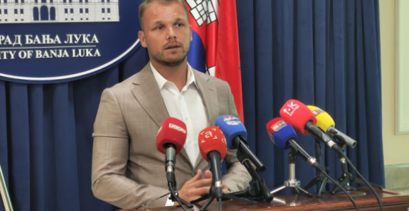 Политичке разлике се рјешавају гласовима, а не ножем
