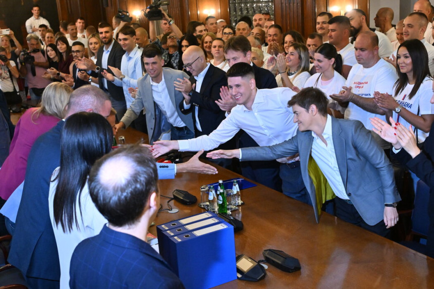 Коалиција окупљена око СНС прва предала листу за изборе