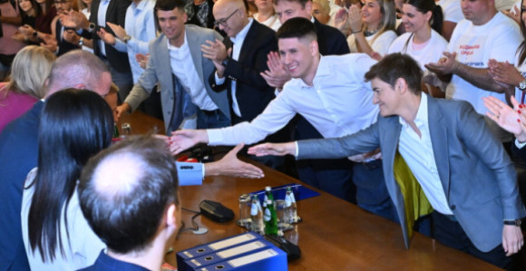 Koalicija okupljena oko SNS prva predala listu za izbore
