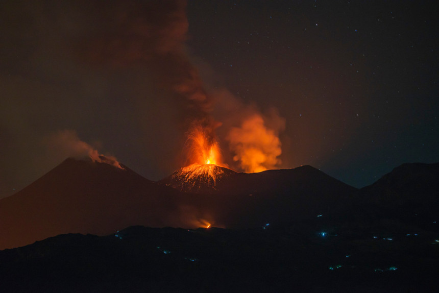 Obustavljeni letovi na aerodromu u Kataniji zbog erupcije vulkana Etna