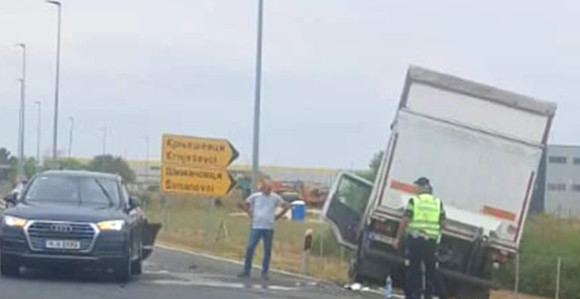 Teška nezgoda kod Beograda, kamion završio u jarku