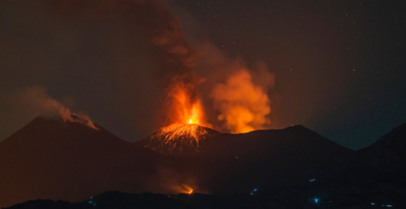 Obustavljeni letovi na aerodromu u Kataniji zbog erupcije vulkana Etna