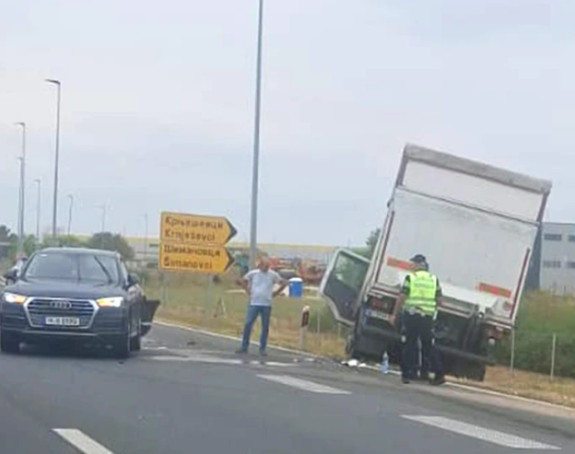 Teška nezgoda kod Beograda, kamion završio u jarku