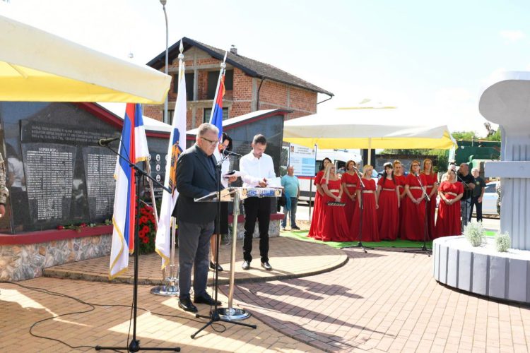 Adžića (SNSD) izviždali borci: On im odgovorio “Sram vas bilo”