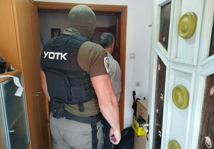 Ухапшено 6 особа, заплијењена велика количина оружја