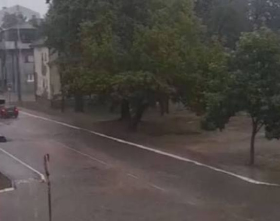 Kišovito i jutro pred nama, na vrhovima planina snijeg