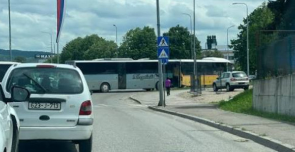 Vozači oprez: Kolone i klizišta usporavaju saobraćaj