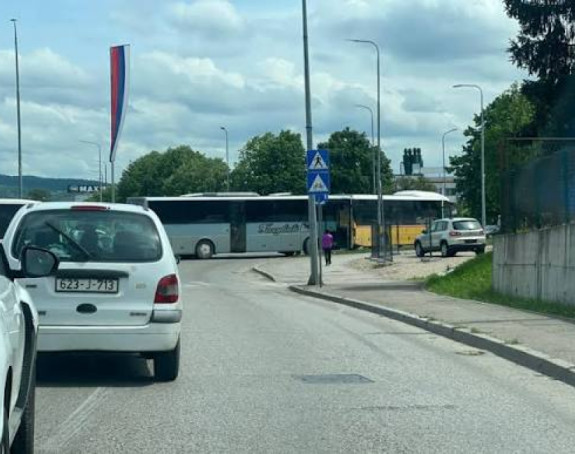 Vozači oprez: Kolone i klizišta usporavaju saobraćaj