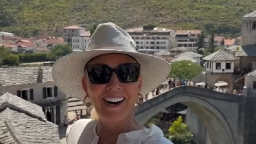 Brena u Mostaru: Uživala u slatkom zalogaju (FOTO)