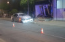 Vozač izgubio kontrolu, automobil udario u lokal