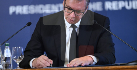 Predsjednik Srbije Aleksandar Vučić podnio ostavku