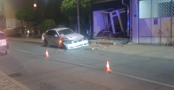 Vozač izgubio kontrolu, automobil udario u lokal
