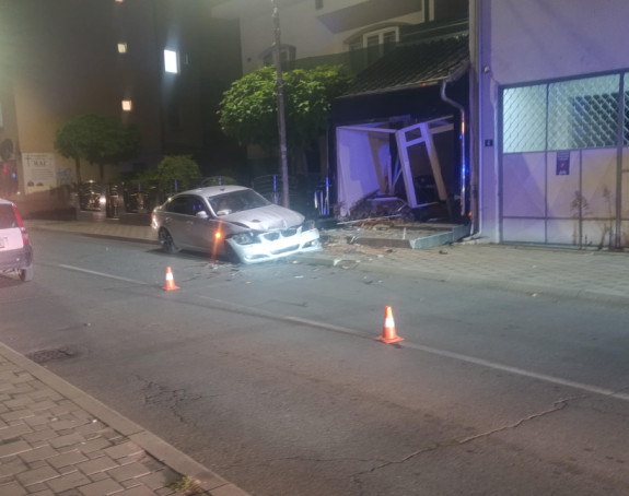 Vozač izgubio kontrolu, automobil udario u lokal