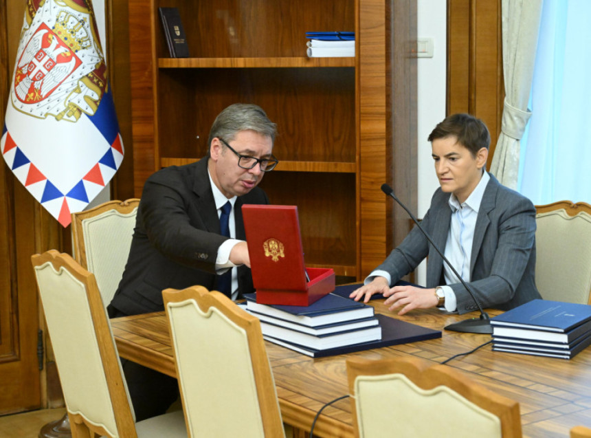 Vučić predao dužnost predsjednika Republike Srbije Ani Brnabić