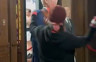 Čekićem razbio voštanu figuru Netanjahua (VIDEO)