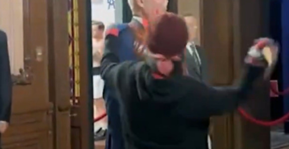 Čekićem razbio voštanu figuru Netanjahua (VIDEO)