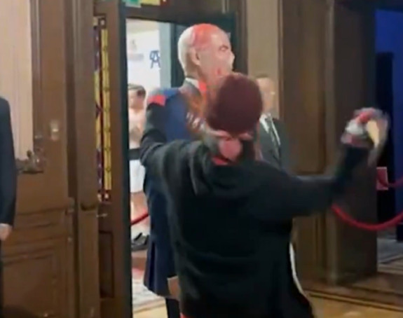 Čekićem razbio voštanu figuru Netanjahua (VIDEO)