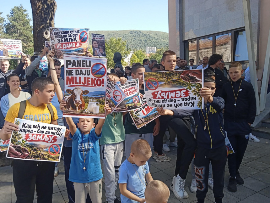 Билећани на протесту против изградње соларне електране