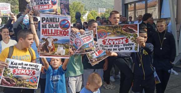 Билећани на протесту против изградње соларне електране