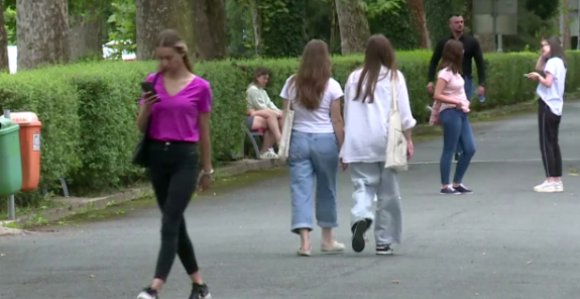 Novac ili nedostatak želje: Zašto mladi ne žele da napuste dom?