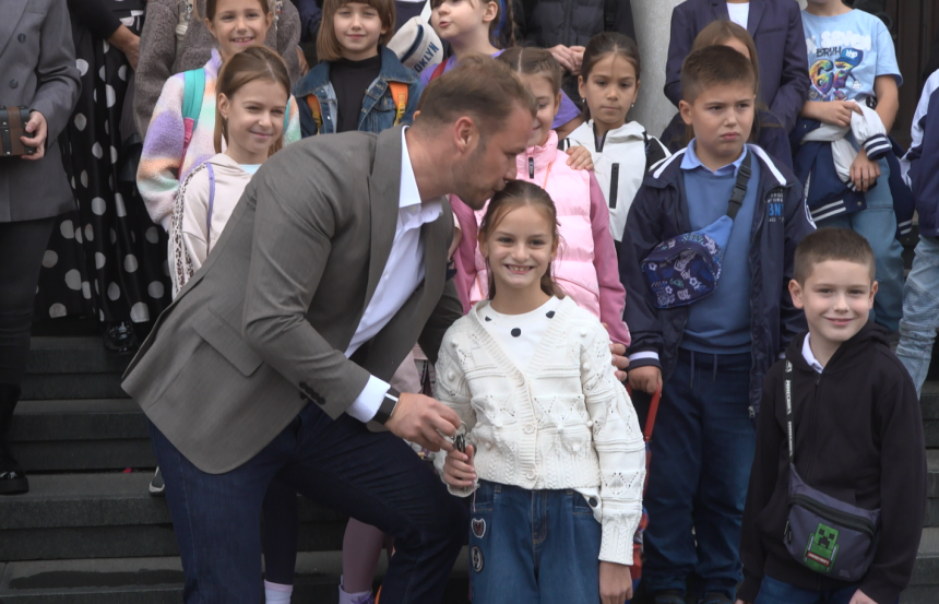 Stanivuković uručio ključeve grada učenicima