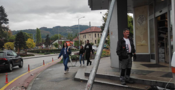 Autom udario u stub rasvjete u Banjaluci, oštećena knjižara
