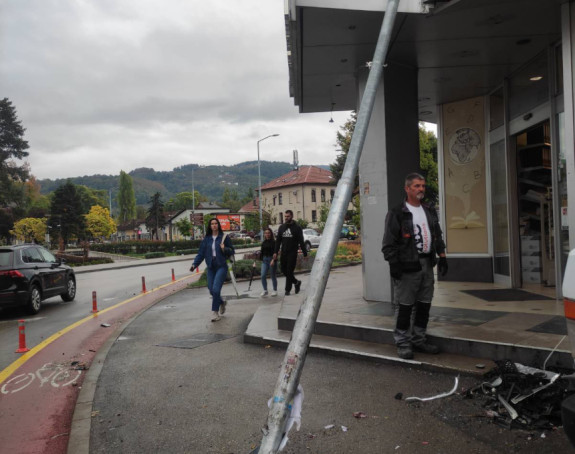 Autom udario u stub rasvjete u Banjaluci, oštećena knjižara