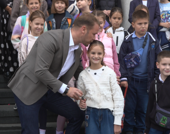 Stanivuković uručio ključeve grada učenicima