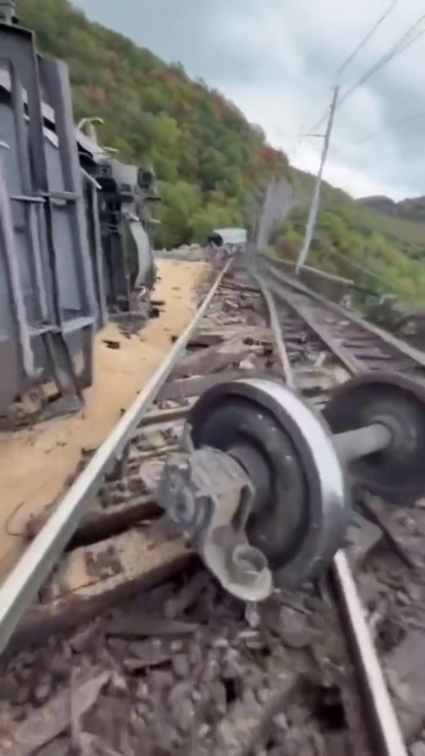 Rijeka: Voz izletio s pruge, 11 vagona u provaliji (VIDEO)