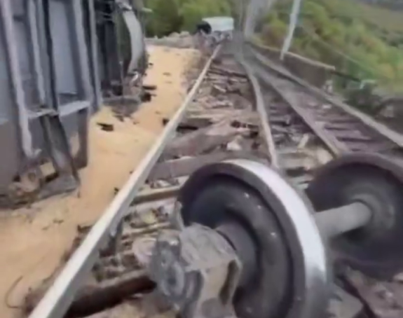 Rijeka: Voz izletio s pruge, 11 vagona u provaliji (VIDEO)