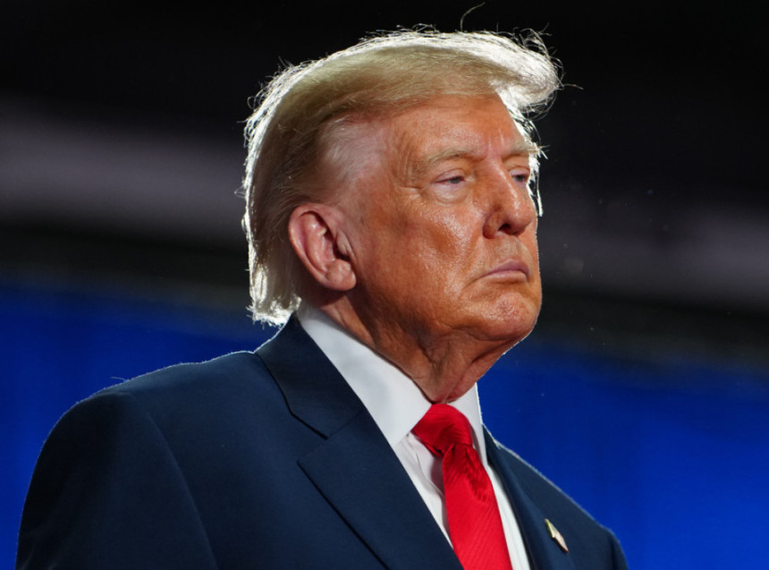 Трамп: Стријељати особе које одају информације медијима