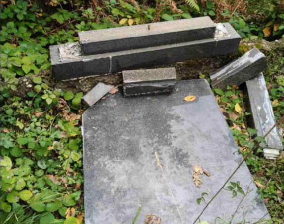 Polomljeni srpski spomenici u selu Vučinići kod Kladnja