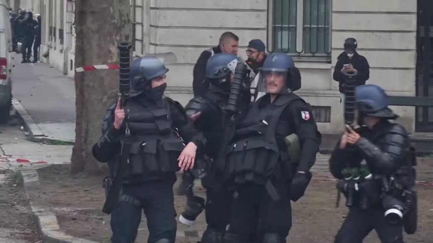 Ključa u Francuskoj: Policija hapsi i rastjeruje (VIDEO)