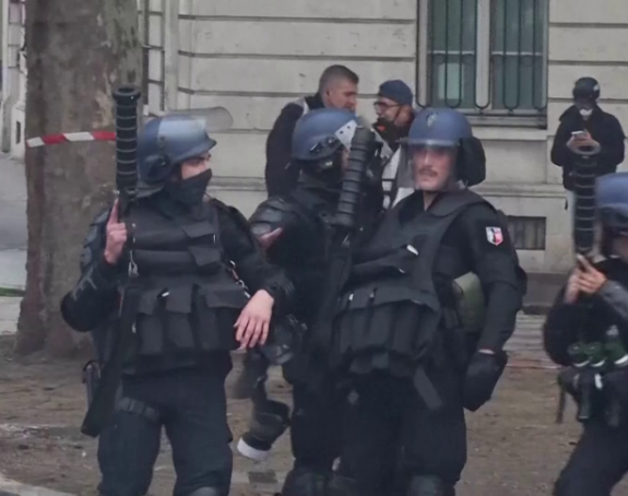 Ključa u Francuskoj: Policija hapsi i rastjeruje (VIDEO)