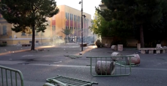 Demonstranti upali u sud, sukob sa policijom u blizini MSP-a