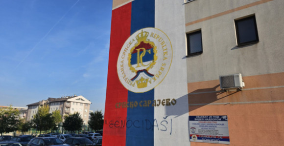 Na srpskoj trobojci u Istočnom Sarajevu uvredljiv natpis