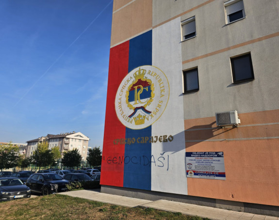 Na srpskoj trobojci u Istočnom Sarajevu uvredljiv natpis
