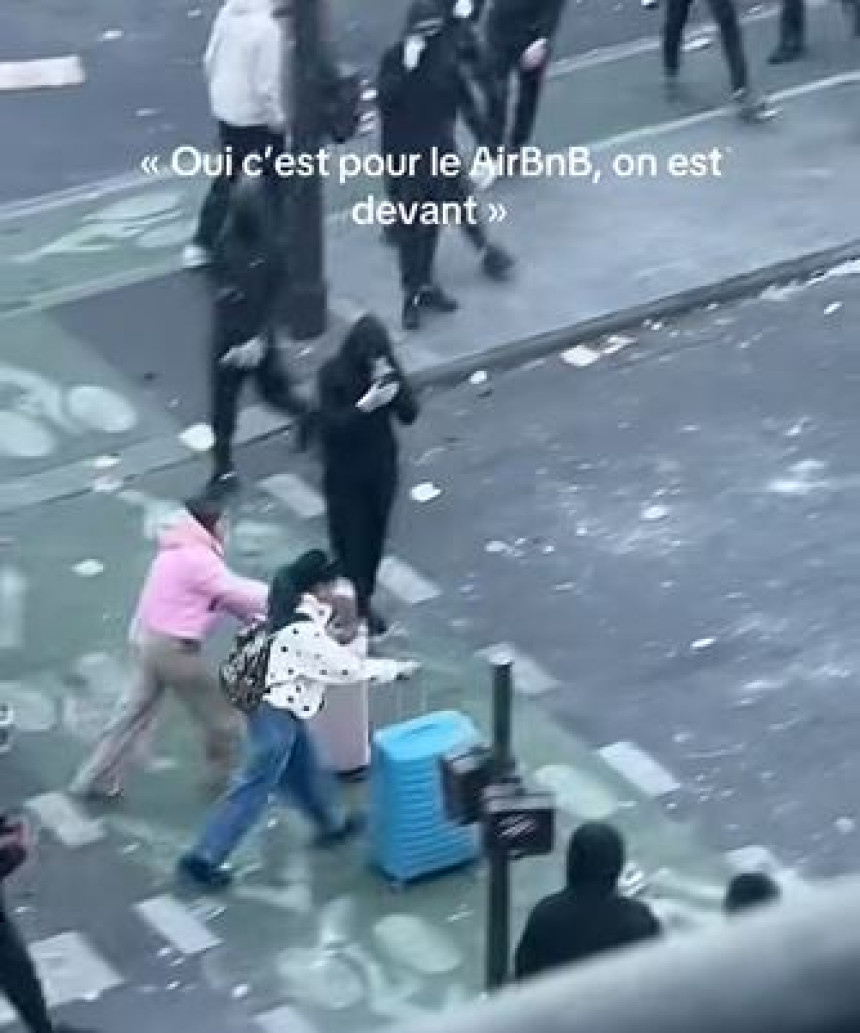 Париз: Туристкиње са коферима усред хаоса постале хит