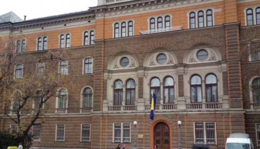 Uprkost zakonima i ustavu pojedinci i dalje u foteljama