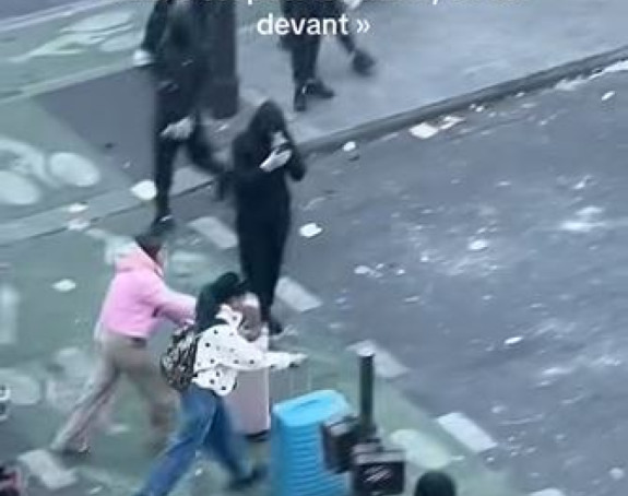 Pariz: Turistkinje sa koferima usred haosa postale hit