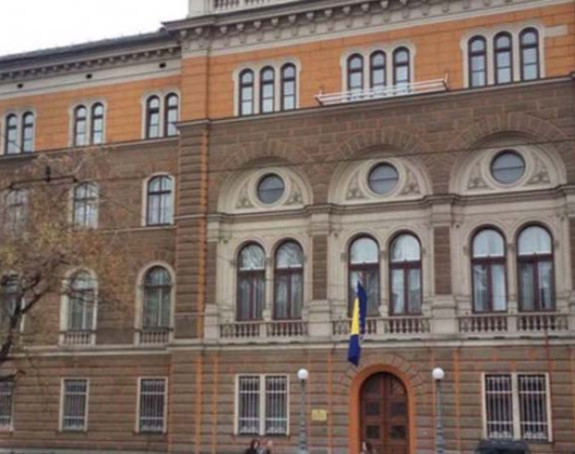 Uprkost zakonima i ustavu pojedinci i dalje u foteljama