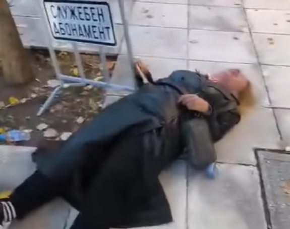 Tjelohranitelj političarke udario novinarku (VIDEO)