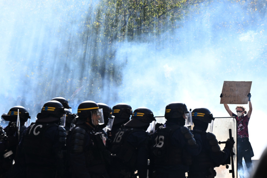Francuska: Skoro 1.000 privedenih tokom protesta u zemlji