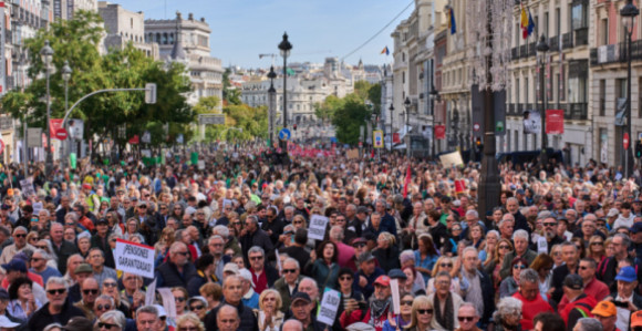 Hiljade ljudi protestuju u Turskoj zbog novinara i medija