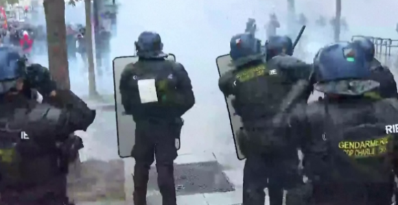 Париз: Сукоби на протестима, 500 особа напало полицију