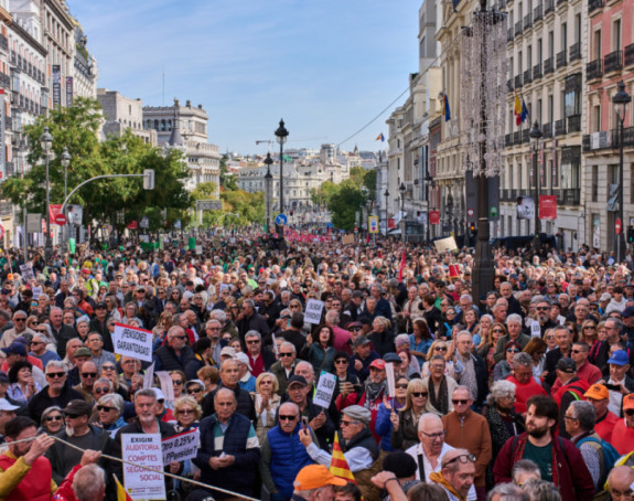 Hiljade ljudi protestuju u Turskoj zbog novinara i medija