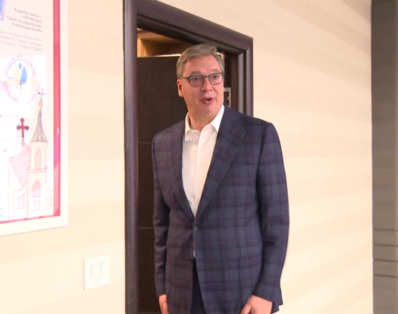 Vučić stigao u Izborni štab SNS-a, tu 110 medijskih ekipa