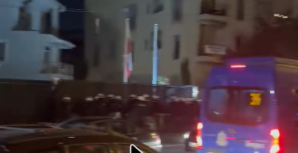 Група грађана испред ТВ Пинк-а, кордон полиције штити зграду